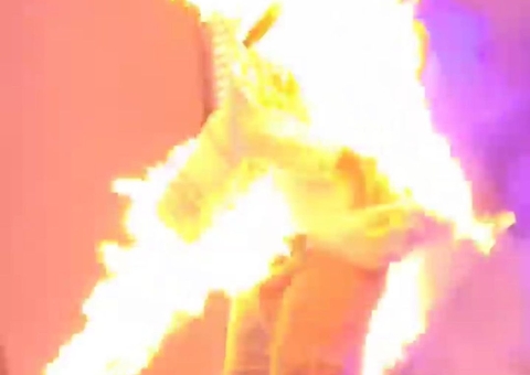 Rapper Matuê é atingido por fogo durante show; vídeo