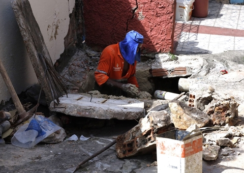 Obra emergencial em tubulação é realizada em beco na avenida Constantino Nery