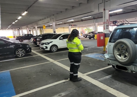 Mais de 40 motoristas são autuados em vagas de idosos e PCDs em Manaus