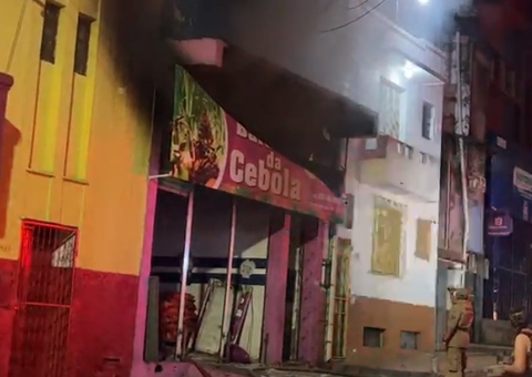 Baratão da Cebola pega fogo no Centro de Manaus