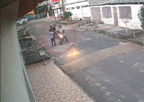 Armados, criminosos em motos encurralam e roubam homem em Manaus; vídeo