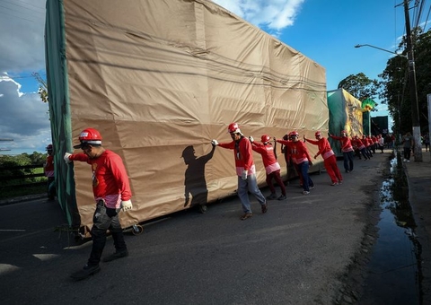 Alegorias gigantes do Caprichoso e Garantido chegam no Bumbódromo