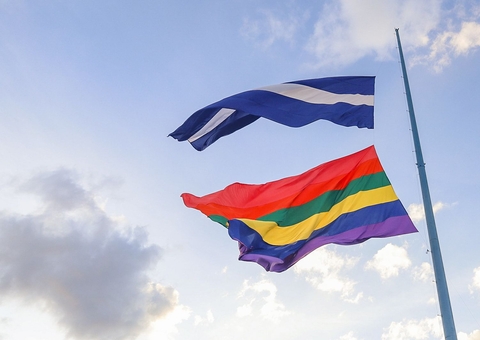 Bois Caprichoso e Garantido hasteiam bandeira LGBTQIAPN + em Parintins