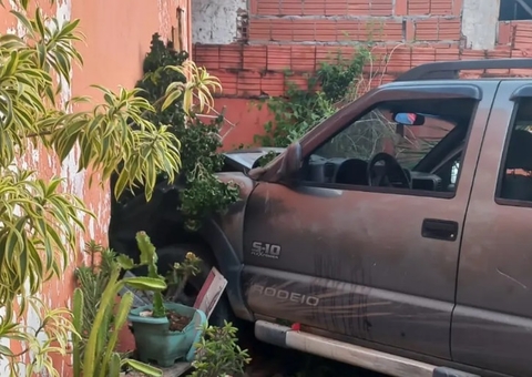Motorista perde controle e carro invade casa em Parintins; 4 pessoas são presas