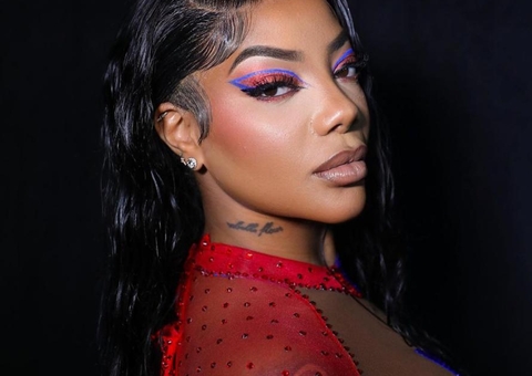 Com look nas cores de Garantido e Caprichoso, Ludmilla agita multidão na Festa dos Visitantes; vídeos