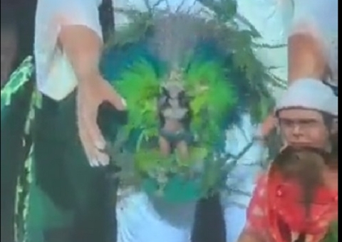 Rainha do Folclore, Edilene Tavares, despenca de alegoria do Garantido; vídeo