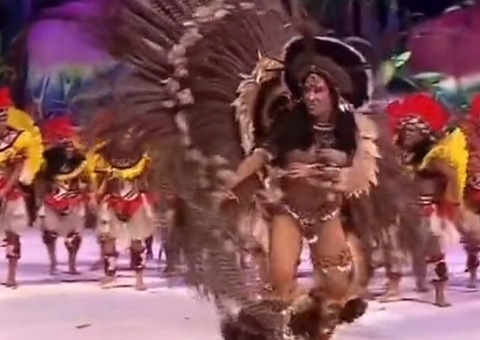 Cunhã-poranga do Garantido fica com seios à mostra após perder parte da indumentária; vídeo