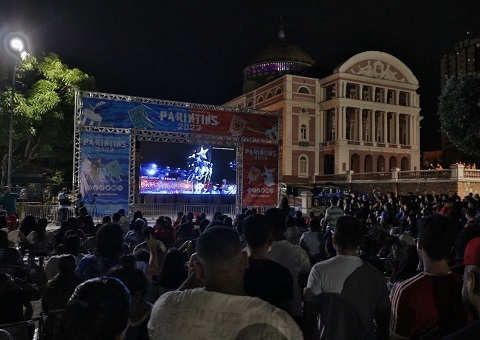 Transmissão da 1ª noite do Festival de Parintins atrai multidão em Manaus