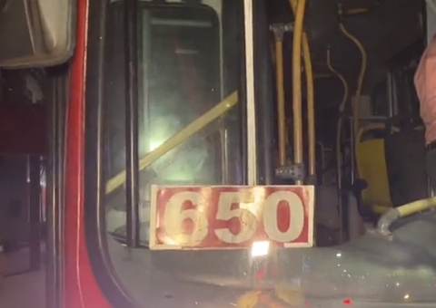 Assaltantes ameaçam atirar na cabeça de passageiros do ônibus 650 em Manaus