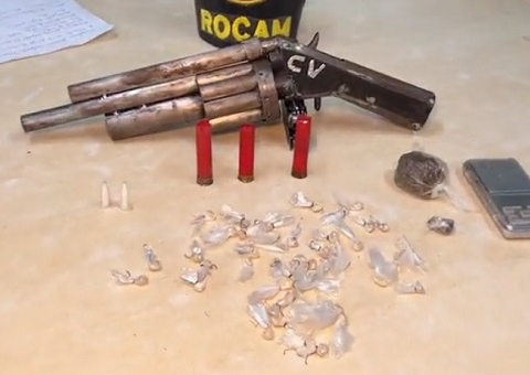 Arma de facção é apreendida após criminosos fugirem da polícia em Manaus