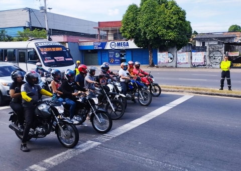 Motociclistas são orientados sobre uso de área de espera em semáforos de Manaus
