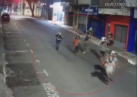 Loja é saqueada por mais de 10 pessoas no Centro de Manaus; vídeo