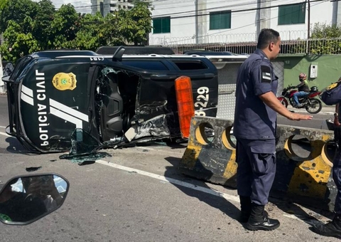 Detentos sacodem viatura e causam acidente em avenida de Manaus; vídeo