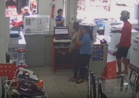 Funcionárias de loja se abraçam durante assalto em Manaus; vídeo