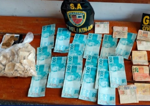 Mulher é presa ao tentar passar em barreira com drogas e quase R$ 3 mil no Amazonas