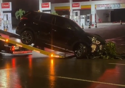 Motorista perde controle do carro e arranca poste durante temporal em Manaus