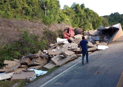 Motorista fica preso às ferragens após carreta tombar na BR-174