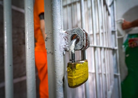 Ministro Flávio Dino oferece Força Nacional para conter rebelião em presídio no Acre