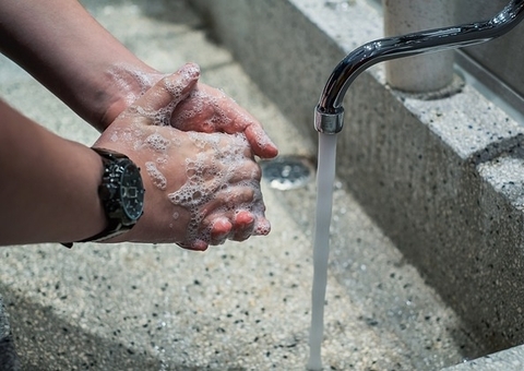 Estudo aponta que 2% das pessoas têm saliva ou esperma nas mãos
