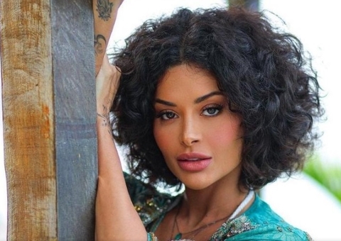 Aline Campos revela ser 'tarada' e que desde 'novinha já roçava' no sofá