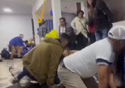 Pessoas se jogam no chão durante assassinato de Fernando Villavicencio; vídeo