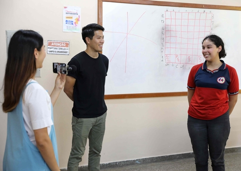 Escola bilíngue recebe visita de digital influencer japonês em Manaus