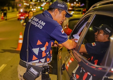 Mais de 230 motoristas são atuados por irregularidades durante blitz em Manaus