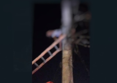 Homem fica grudado em poste após sofrer descarga elétrica em Manaus; vídeo