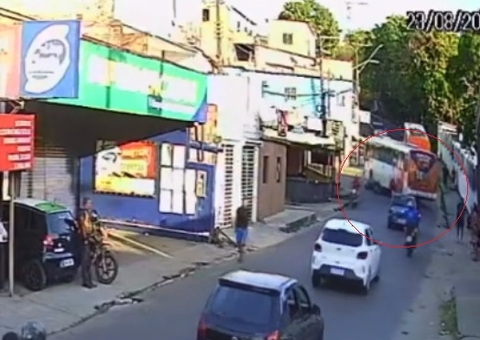 Motociclista e garupa são quase esmagados por ônibus em Manaus; vídeo