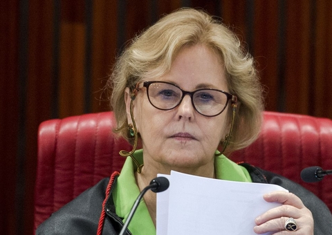 Rosa entrega Constituição em língua indígena e diz que cicatriz do 8/1 permanecerá