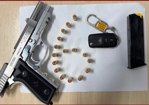 Polícia desconfia de grupo em carro e prende motorista com pistola em Manaus