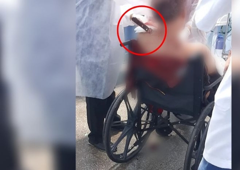 Homem fica com faca cravada no ombro após ser perseguido por criminosos em Manaus; vídeo