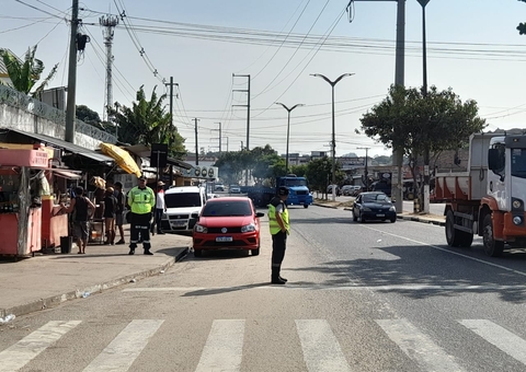 Paradas de ônibus são fiscalizadas em avenida de Manaus