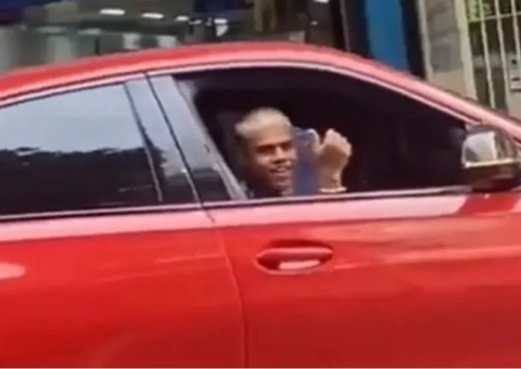 No trânsito, fã pede que MC Cabelinho volte com Bella Campos; vídeo