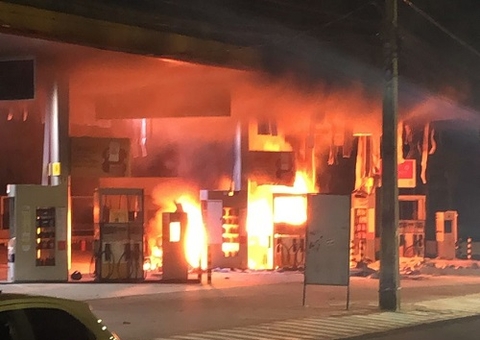 Carro pega fogo em posto de combustíveis na Avenida do Turismo; vídeos
