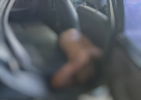 Mecânico é encontrado morto dentro de carro em oficina no Cidade de Deus