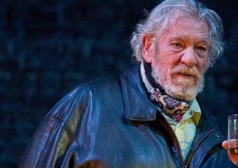 Ator Ian McKellen, de 'Senhor dos anéis', cai do palco durante peça, em Londres