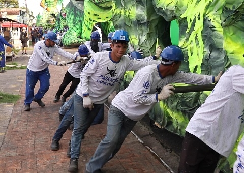 Boi Caprichoso começa transporte de alegorias para concentração no Bumbódromo
