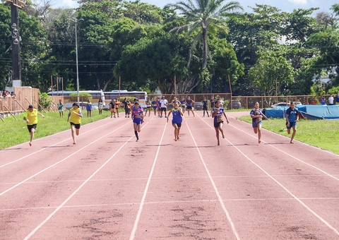 Mais de mil alunos de escolas municipais disputam atletismo em Manaus