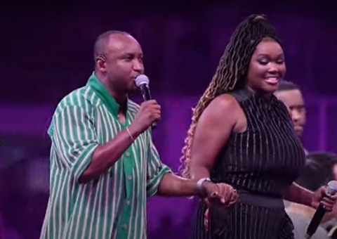 Ex-BBB Raquele solta a voz com Thiaguinho na Festa dos Visitantes em Parintins; vídeo