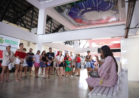 História dos Bois Garantido e Caprichoso é contada aos turistas em visita ao bumbódromo em Parintins