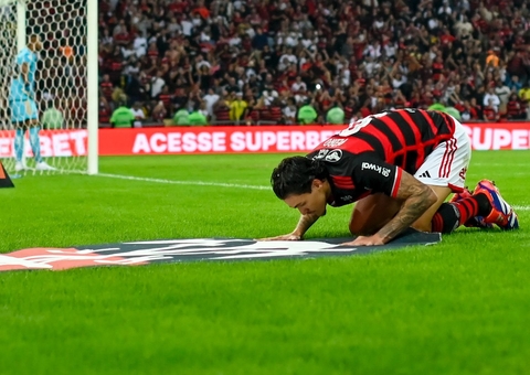Sem Gabigol, Flamengo vence Cruzeiro e dispara na liderança do Brasileiro