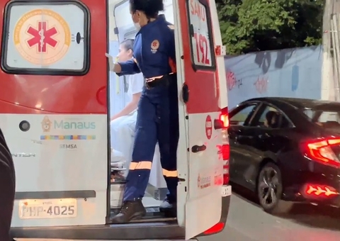 Motorista foge sem prestar socorro após bater em casal em moto no Aleixo