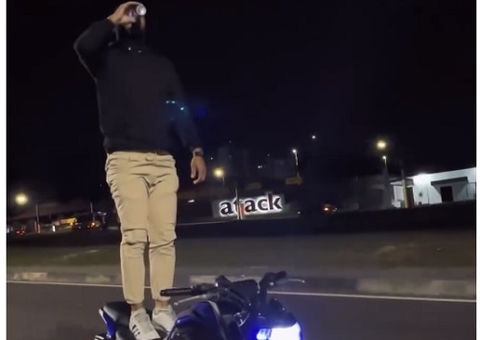 Influencer é indiciado após pilotar em pé em cima de moto na Avenida das Torres; vídeo