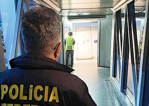 Foragida é presa pela PF ao desembarcar no Aeroporto Eduardo Gomes