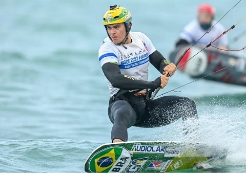Kitesurfista brasileiro Bruno Lobo fica em 4º lugar após regatas