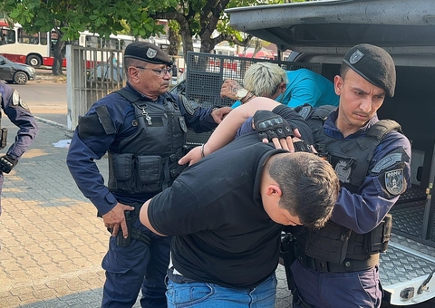 Suspeitos são presos enquanto se preparavam para assaltar ônibus no T4