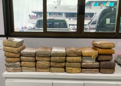 Polícia encontra mais de 30kg de drogas dentro de malas em barco em Coari