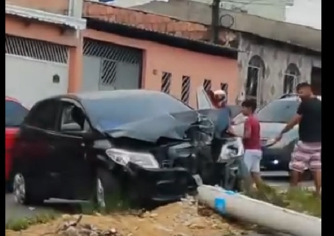 Motorista de carro causa estrago ao derrubar poste no Nova Cidade; vídeo