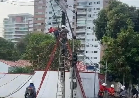 Cerca de 1,2 mil pessoas estão sem energia após curto-circuito em poste na avenida Mário Ypiranga